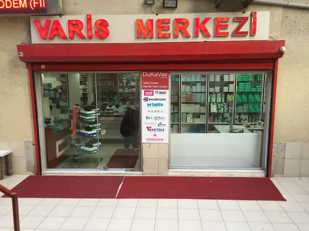 Varis Merkezi'nin Bakırköy Zuhuratbaba'daki mağaza vitrini